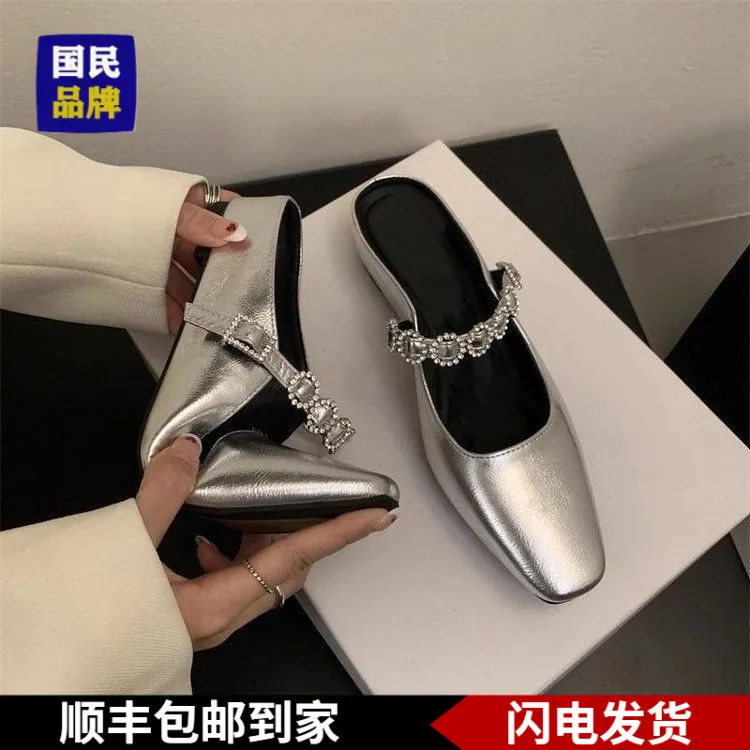 【万达撤柜】大码新款金属链条平底平跟休闲时尚方头凉拖包头夏季