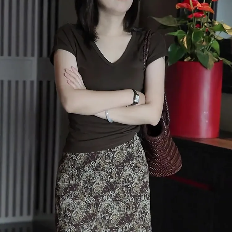 2025夏季新款休闲百搭V领短袖针织衫上衣修身显瘦气质简约风T恤女