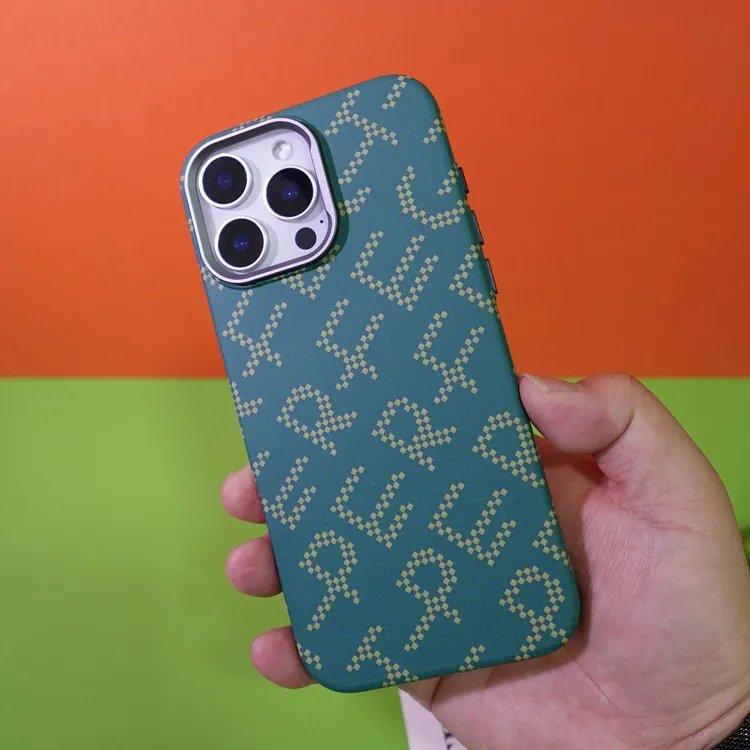 适用iPhone16手机壳苹果15promax超薄字母凯夫拉纹PC硬壳14保护套