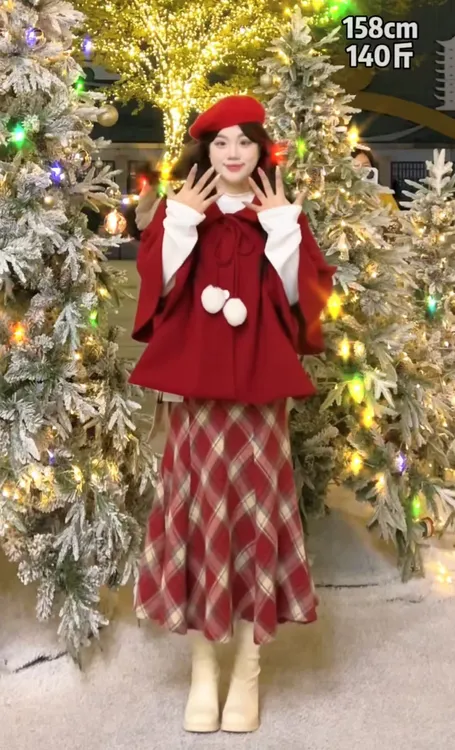 圣诞氛围感斗篷设计毛球装饰减龄百搭鱼尾半身裙时尚显瘦套装9323