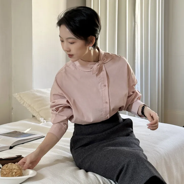 小兔耳朵领精致斜排扣衬衫女款2025冬季新款设计感内搭打底衫上衣