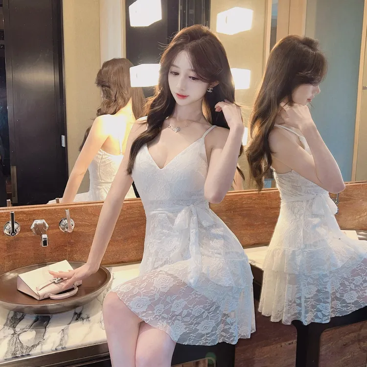 夜店性感V领低胸蕾丝拼接吊带连衣裙收腰显瘦设计感小众大摆a字裙