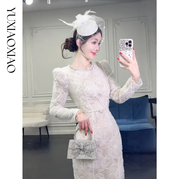 余潇潇【浮世白玫瑰】立体花朵缎面雪纺柔软亲肤蕾丝收腰长款连衣裙