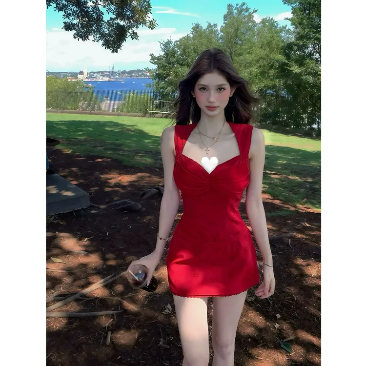 【苏黎甜薇】2025春季新款复古镂空刺绣V领连衣裙女收腰显瘦a字短裙