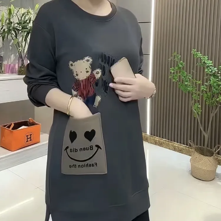 大码休闲卡通大口袋圆领长袖中长款卫衣女秋冬上衣