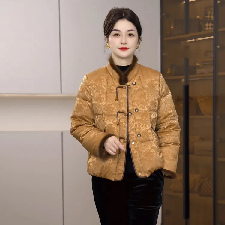 江南中老年妈妈装冬季短款白鸭绒羽绒服时尚立领水貂毛国风外套