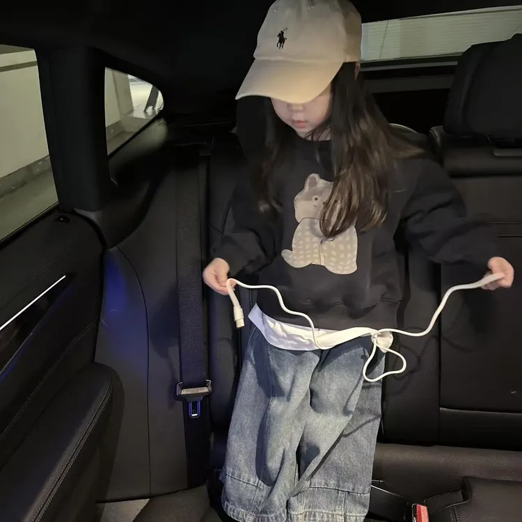壹妈童装女童套装秋季新款洋气小女孩时尚黑色印花卫衣宽松牛仔裤