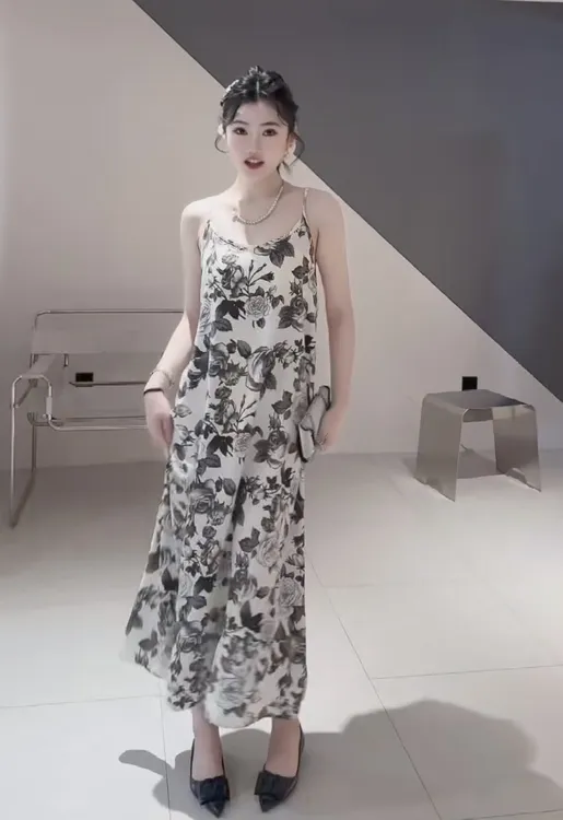 缎面碎花吊带连衣裙性感显瘦V领高腰印花长裙夏季女装气质轻奢