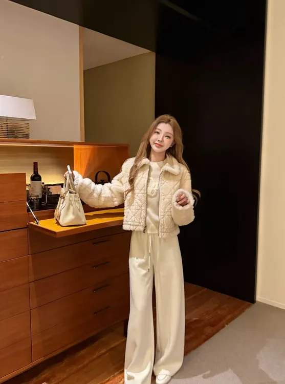 XUEXUE丨保加利亚进口原皮毛一体两面可穿蜜蜂刺绣外套GD25-WT694