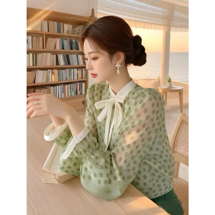 绿色波点衬衫女高级感轻奢2025年开春新款上衣独特绝美木耳边小衫