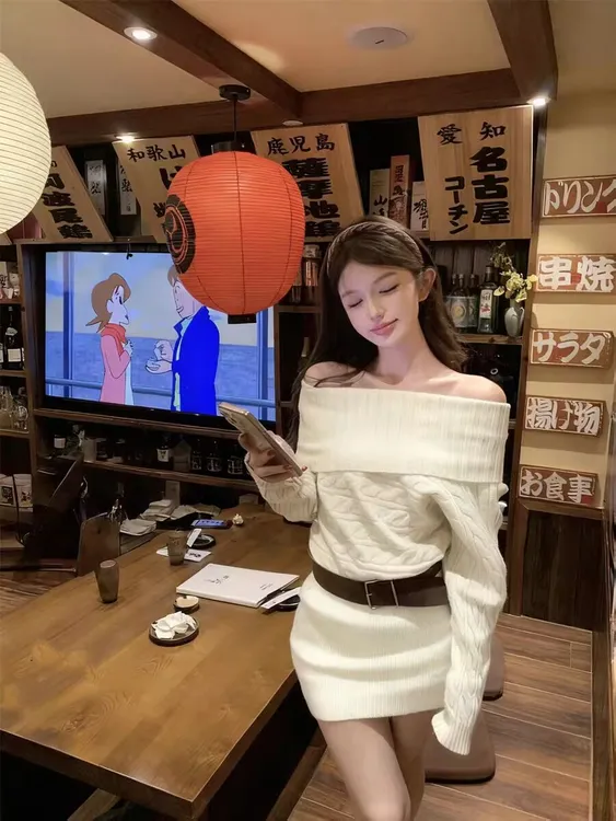 秀熙熙十三行2025秋冬季气质针织一字领连衣裙显瘦高腰短裙子女