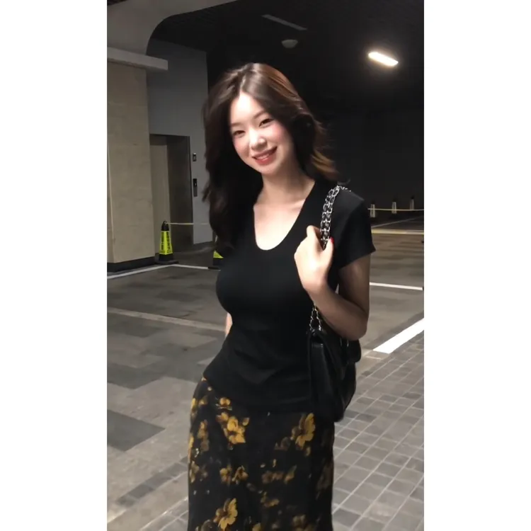 parkyeon法式轻熟V领修身显瘦黑色短袖上衣搭配碎花半身裙套装