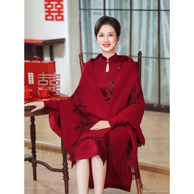 2025新款喜婆婆婚宴专用外搭高端羊绒旗袍披肩婚礼妈妈带袖加厚女