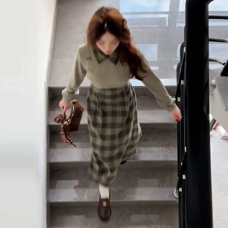 绿色格纹假两件连衣裙子女秋冬季2025新款气质韩系穿搭学院风长裙