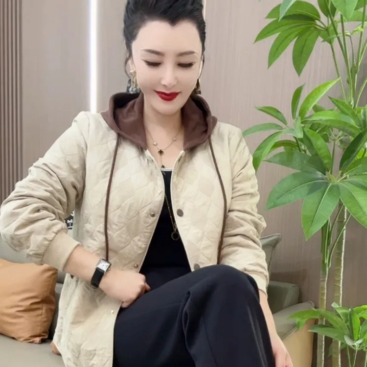 808外套时尚风连帽洋气保暖厚款短款时尚秋款中老年女装轻薄韩版