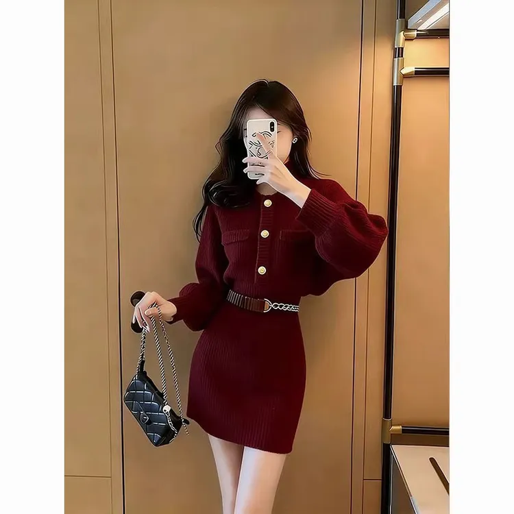 巨好看冬装红色纽扣针织连衣裙女2025新款高级感收腰显瘦a字短裙