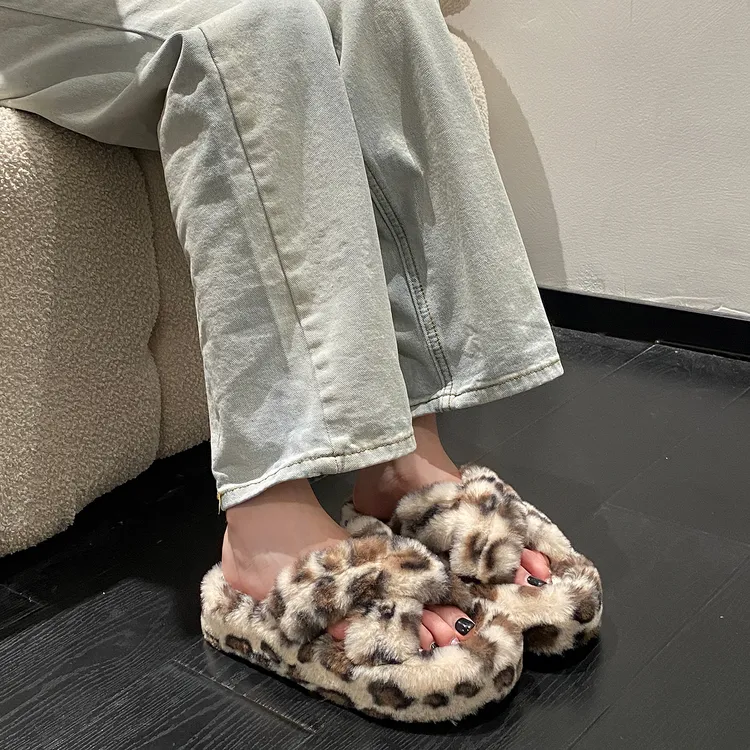 豹纹毛毛鞋交叉带2025秋冬季新款保暖加绒毛茸棉拖鞋女款时尚百搭