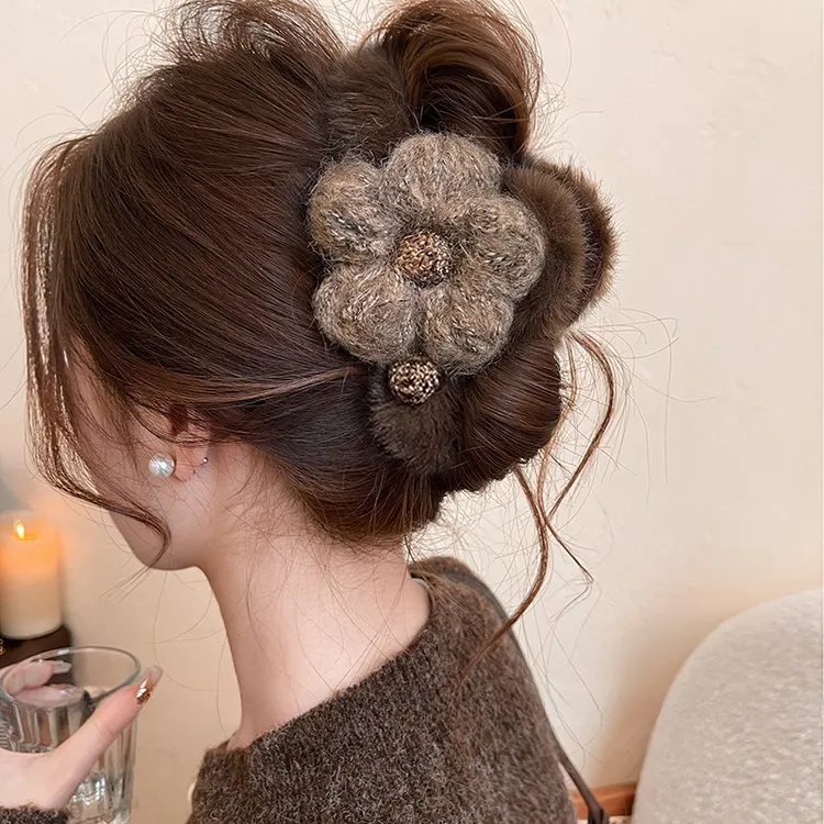秋冬毛绒花朵大号抓夹女2025新款高级感鲨鱼夹后脑勺盘发夹子发饰