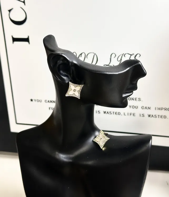 铜合金锆石耳饰 铜合金合成锆石耳饰 四叶草设计轻奢高级气质耳钉