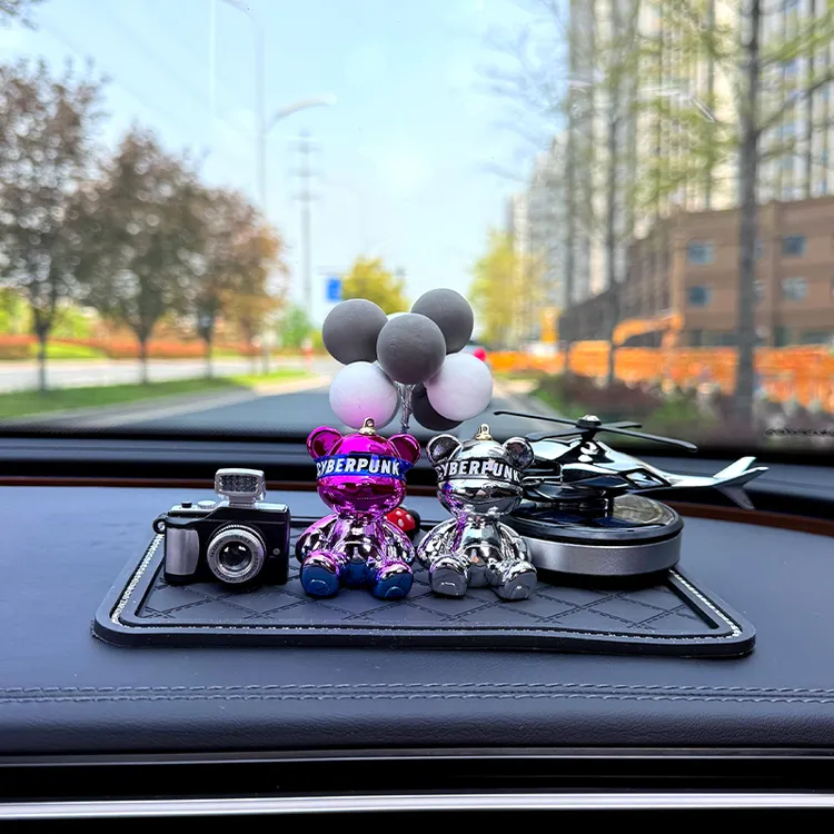 车载炫彩暴力熊摆件汽车中控台轻奢饰品车内太阳能飞机高级感装饰