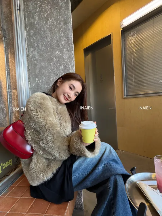 INAIEN “北海道环保皮草”无领厚实保暖环保皮毛一体外套P8822