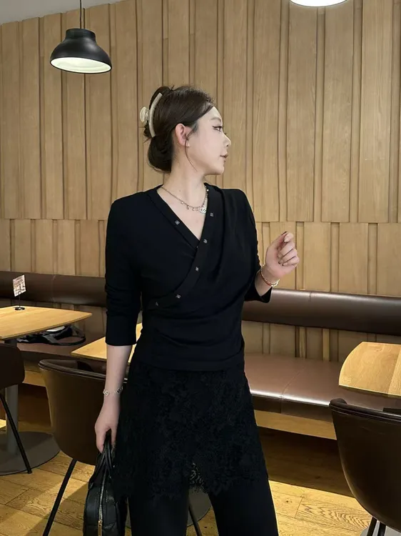 琪琪怪怪大码女装【气场线】设计感修身显瘦V领气质上衣T17939QTQ