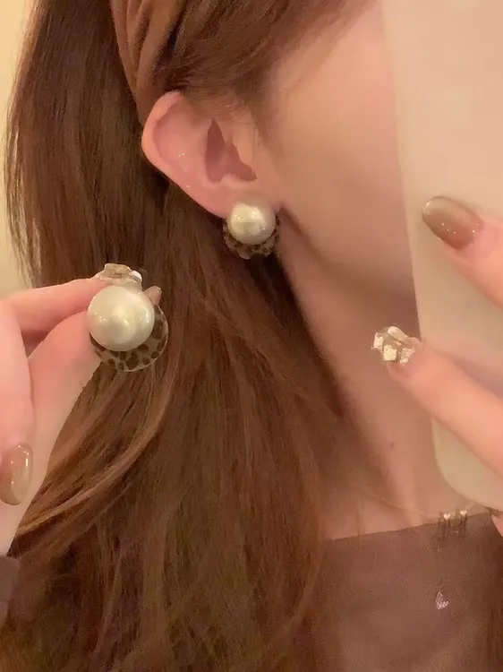 铜合金耳饰 秋冬轻奢复古豹纹珍珠耳环女气质高级耳钉小香风耳饰