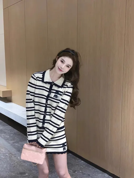 2025早秋新款减龄百搭娃娃领条纹拉链针织外套女休闲风半裙两件套