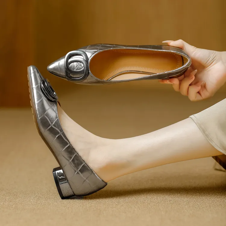 真皮尖头圆扣单鞋女2025新款浅口百搭小众鞋子低跟气质玛丽珍女鞋