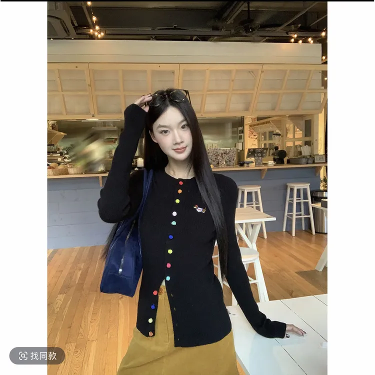 溪溪靓衫早秋黑色彩虹纽扣修身慵懒显瘦针织衫+纯色气质毛呢半裙
