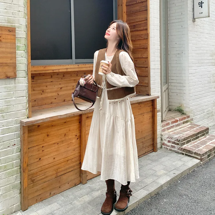 今年流行马甲套装连衣裙女2025秋季新款高级感长裙游牧风两件套裙