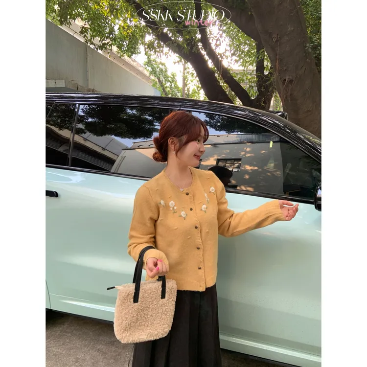 KMZY/KMZY山_山【奶油小黄】微胖韩系重工立体花朵圆领毛织开衫外套