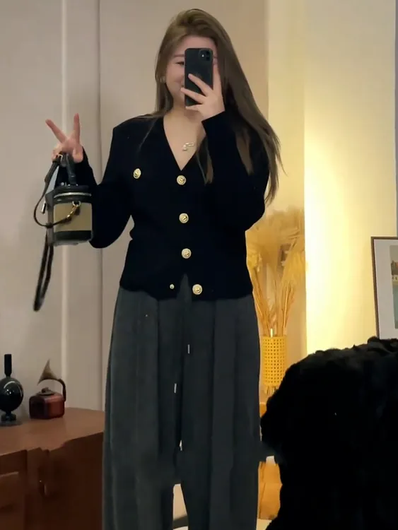 大码女装V领黑色毛衣针织开衫2025秋季微胖mm遮肉显瘦小香风上衣