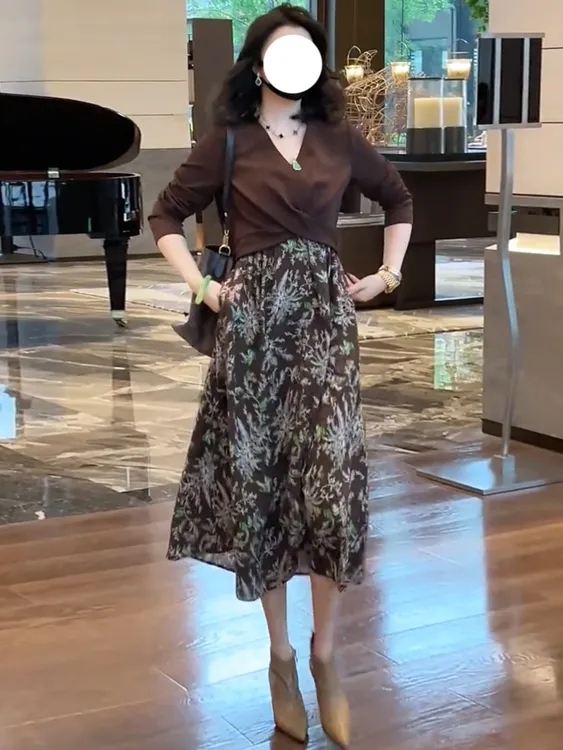 高级感时尚拼接连衣裙女2025秋季新款复古V领交叉版百搭气质A字裙