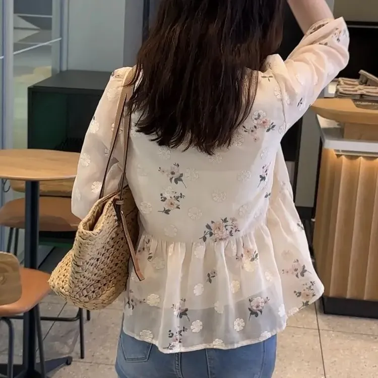 法式甜美刺绣花朵拼接方领五分袖衬衫女绣花温柔风漂亮宽松上衣