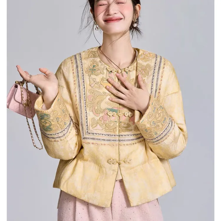 DY3319樱美嘉90白鹅绒服羽绒新中式秋冬新款圆领外套女刺绣