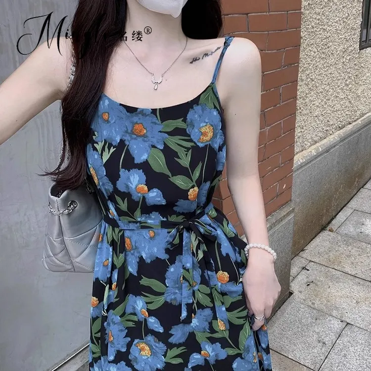 名缕女装时尚2025年夏季新款气质超好看碎花度假旅游海边吊带连衣