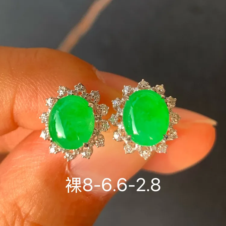 高冰满绿蛋面18k金翡翠耳钉 镶嵌精致 女款配饰