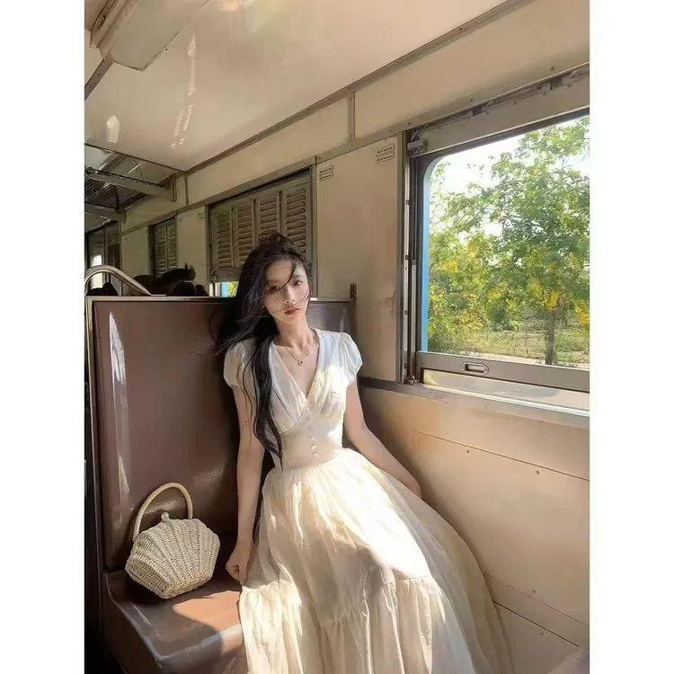 V领夏季法式短袖收腰显瘦温柔慵懒连衣裙裙子气质小众高街穿搭