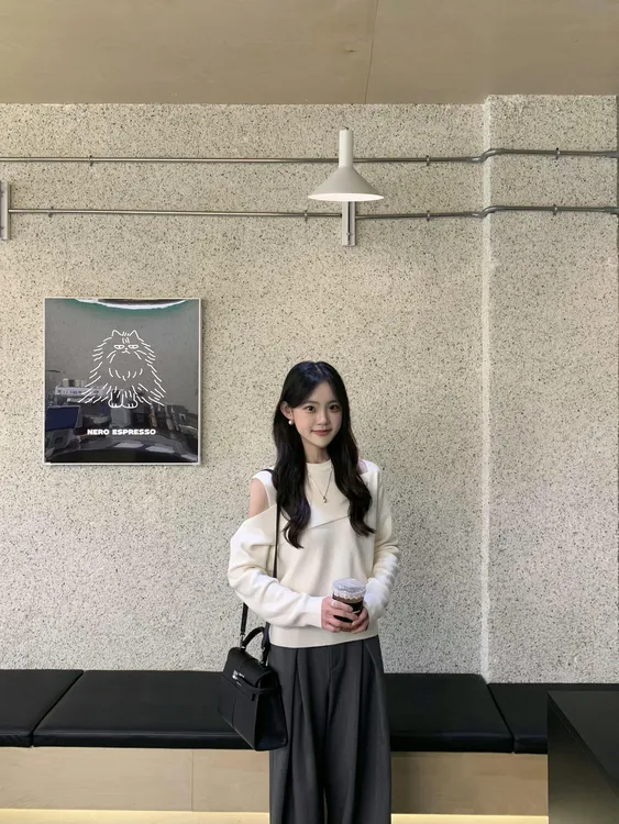 2025春季新款韩系别致长袖露肩不规则镂空针织衫灰色压褶西裤套装