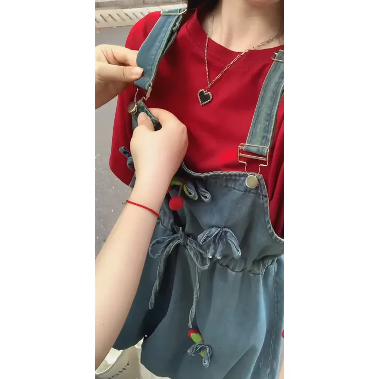 夏季温柔穿搭女2025新款百搭短袖T恤樱桃蝴蝶结牛仔背带裙两件套