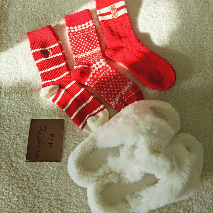 新年红女士双针刺绣民族风中筒袜