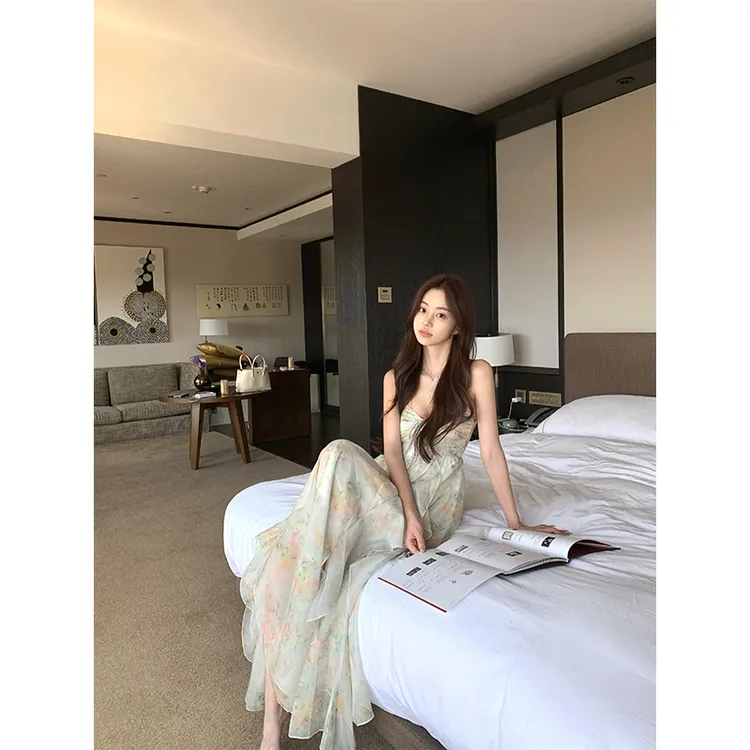 现货 碎花吊带连衣裙女2025早秋收腰雪纺裙子海边度假风抹胸长裙