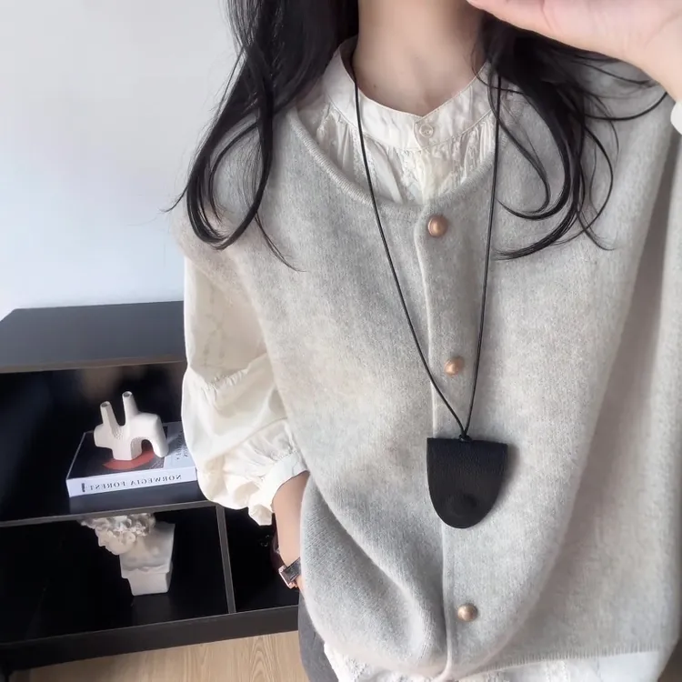 今年流行漂亮刺绣衬衣叠穿针织坎肩马甲毛衣一整套女ins秋冬新款