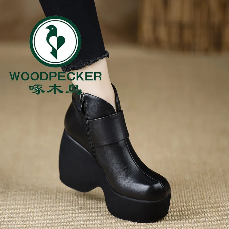 啄木鸟女鞋10cm防水台厚底增高短靴2025秋冬新款坡跟高跟黑色靴子