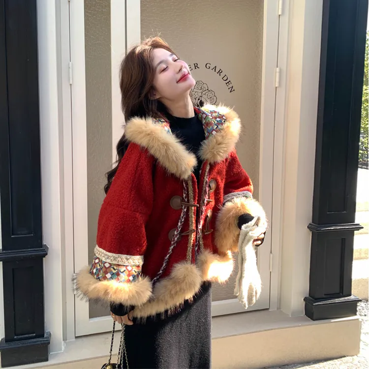 氛围感新年红斗篷式羽绒服2025冬季新款复古民族风优雅名媛风外套