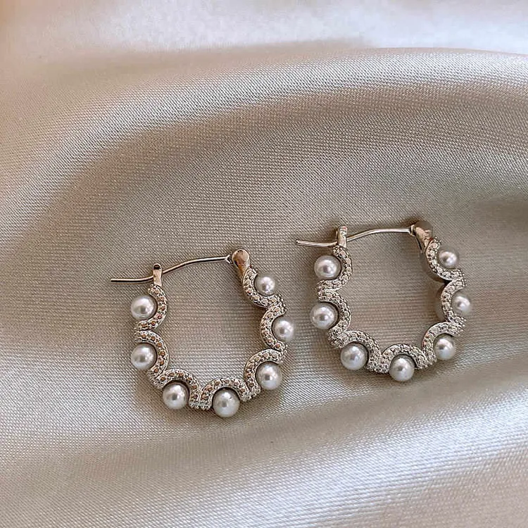 仿珍珠耳饰耳环2025新款爆款高级耳圈轻奢独特气质复古耳扣