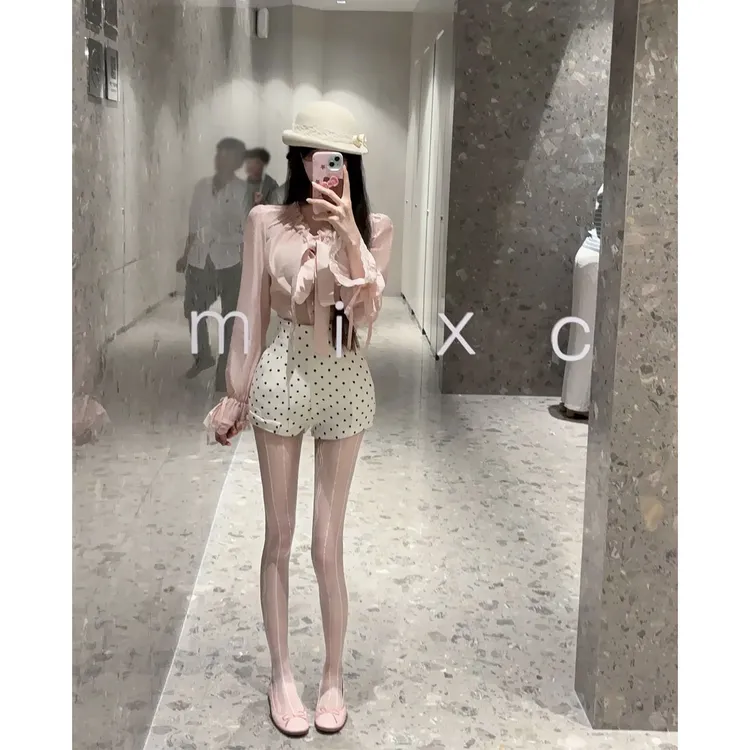 2025秋季新款细腻光泽V领蕾丝花边蝴蝶结衬衫+高腰显瘦短裤两件套