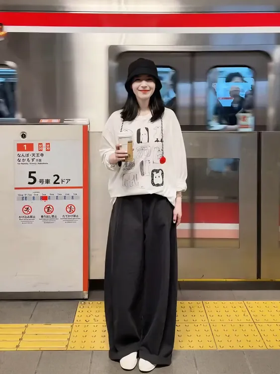 2025秋季新款韩系穿搭百搭印花长袖圆领上衣高腰休闲阔腿裤两件套
