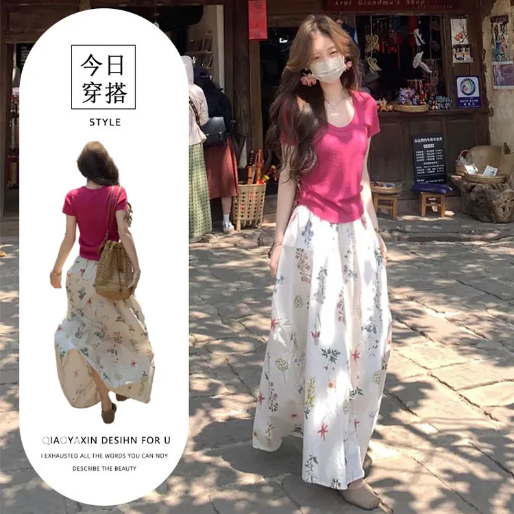 今年流行穿搭一整套时尚多巴胺显白树莓粉T恤碎花a字半身裙两件套